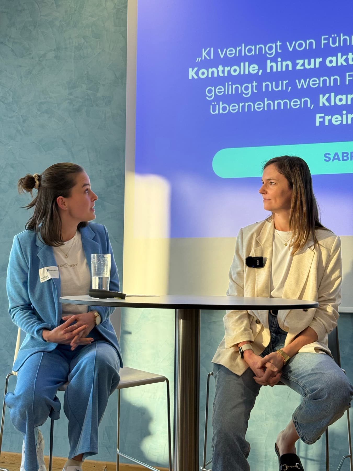 Sabrina von Eynatten in einer Diskussionsrunde