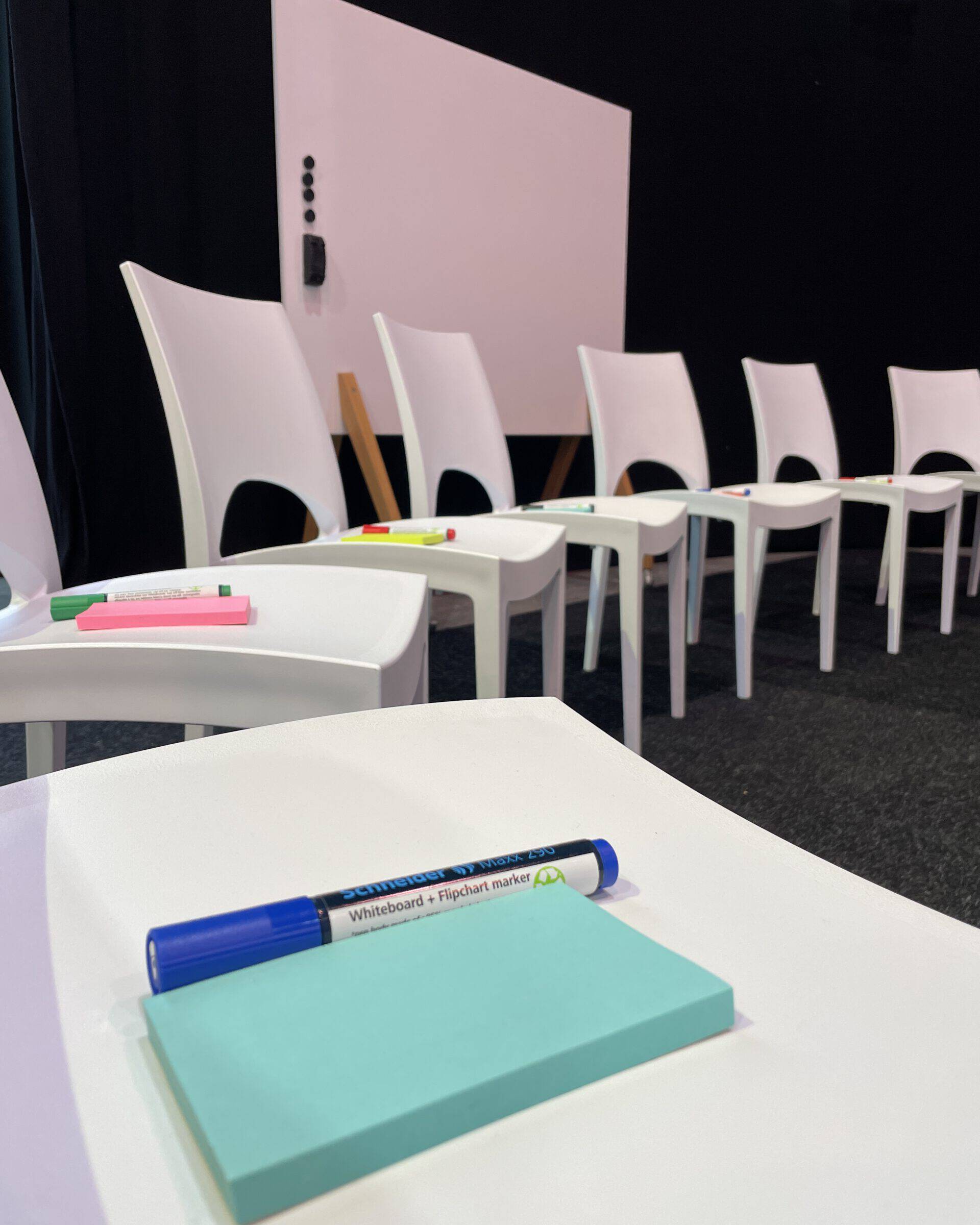 Der Ausschnitt eines Stuhlkreises mit Post-its und Edding-Stiften unterstützt den Inhalt des Expert:innen Beitrages über den positiven Einfluss von Unternehmensevents innerhalb Veränderungsprozesse.