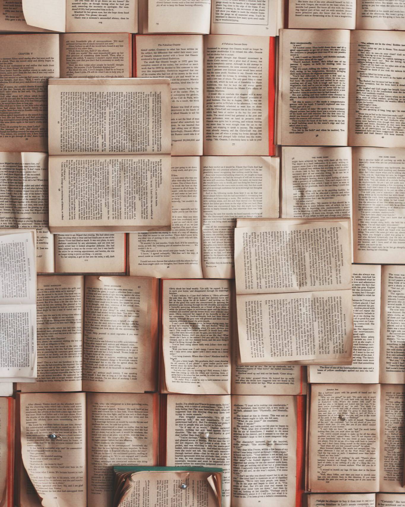 Mit der visuellen Darstellung vieler aufgeschlagenen Bücher verstärken wir den Blog-Beitrag unserer Fachexpertin über das Erzählen von Geschichten bei der Gestaltung eines intern getriebenen Transformations-Purpose.