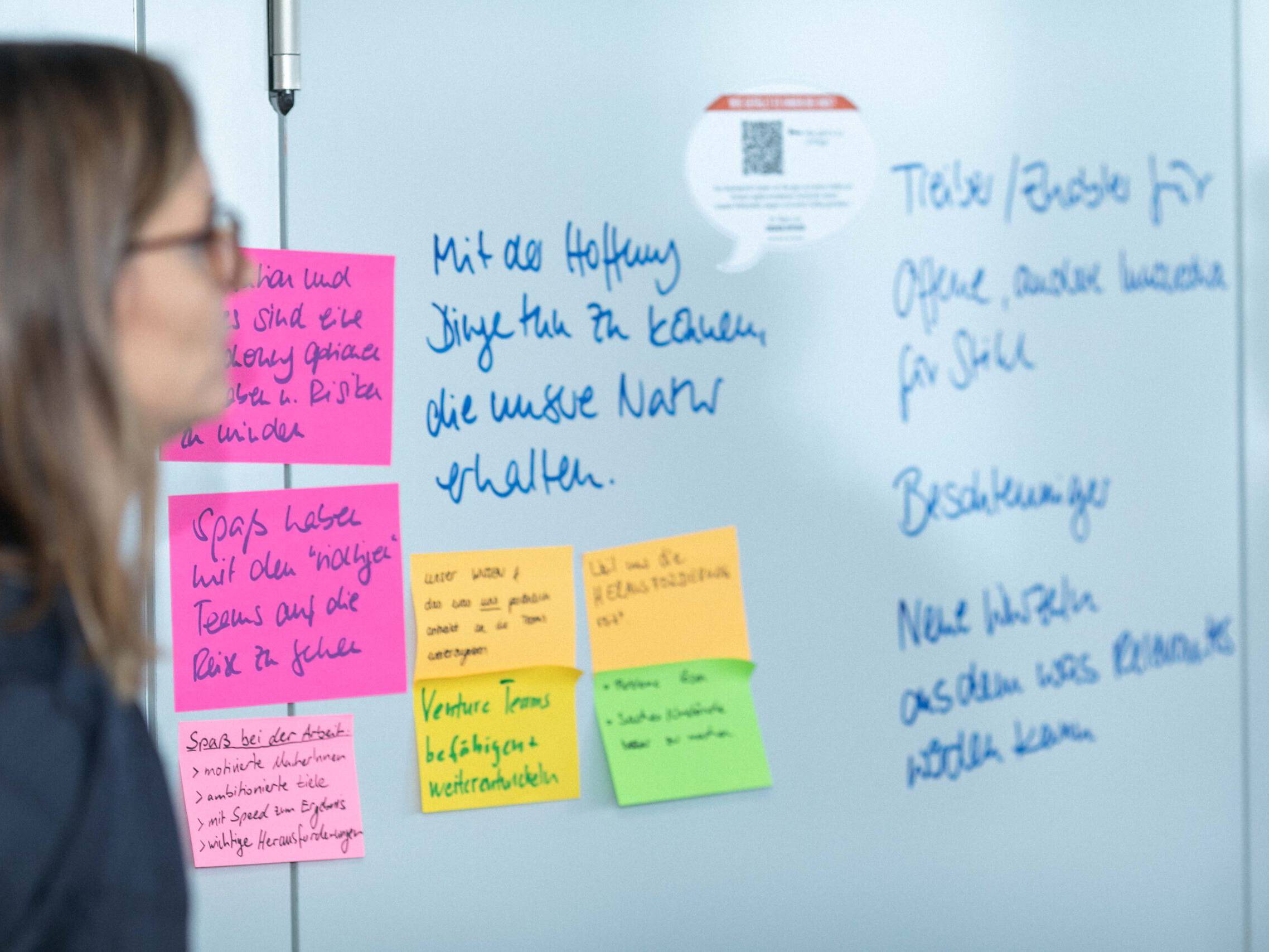 Sabrina von Eynatten vor dem Whiteboard bei einem Kundengespräch für Transformationsprozesse